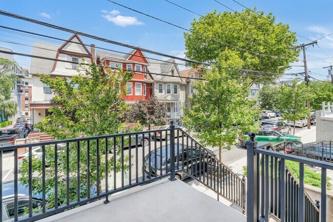 Building Photo - 47 47th St