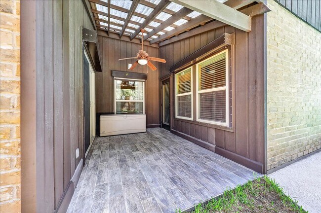 Building Photo - 5305 Greenbriar Dr