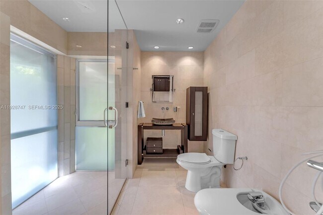 Building Photo - 655 N Mashta Dr