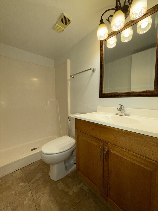 Building Photo - 2 bedroom, 2 bathroom in College Pines!