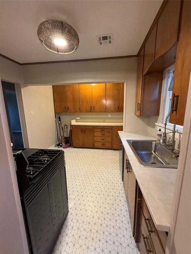 Building Photo - Great neighborhood, watchful neighbors, darling Midtown home near fairgrounds & TU.