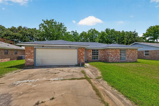 Building Photo - 2013 Long Dr