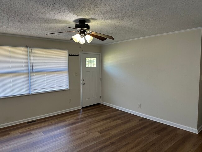 Building Photo - 3 bedroom 1 Bathroom House