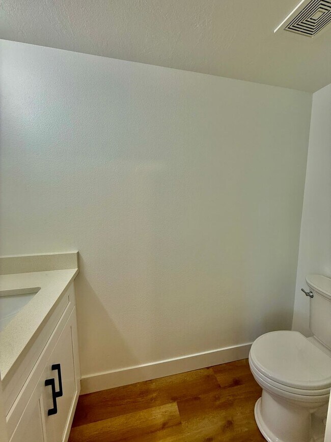 Building Photo - Remodeled 3-BR Lexington Townhome - End Unit