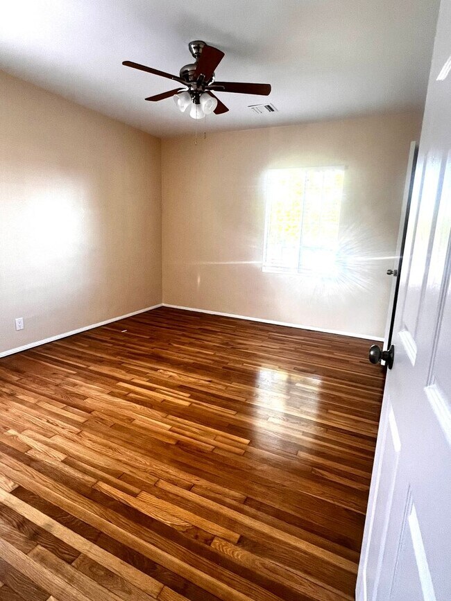 Building Photo - Single Family. 3-bed Home - Desireable Neighborhood!
