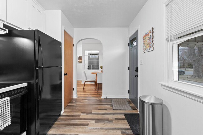 Building Photo - Flexible Furnished 2 BR  utilities include...