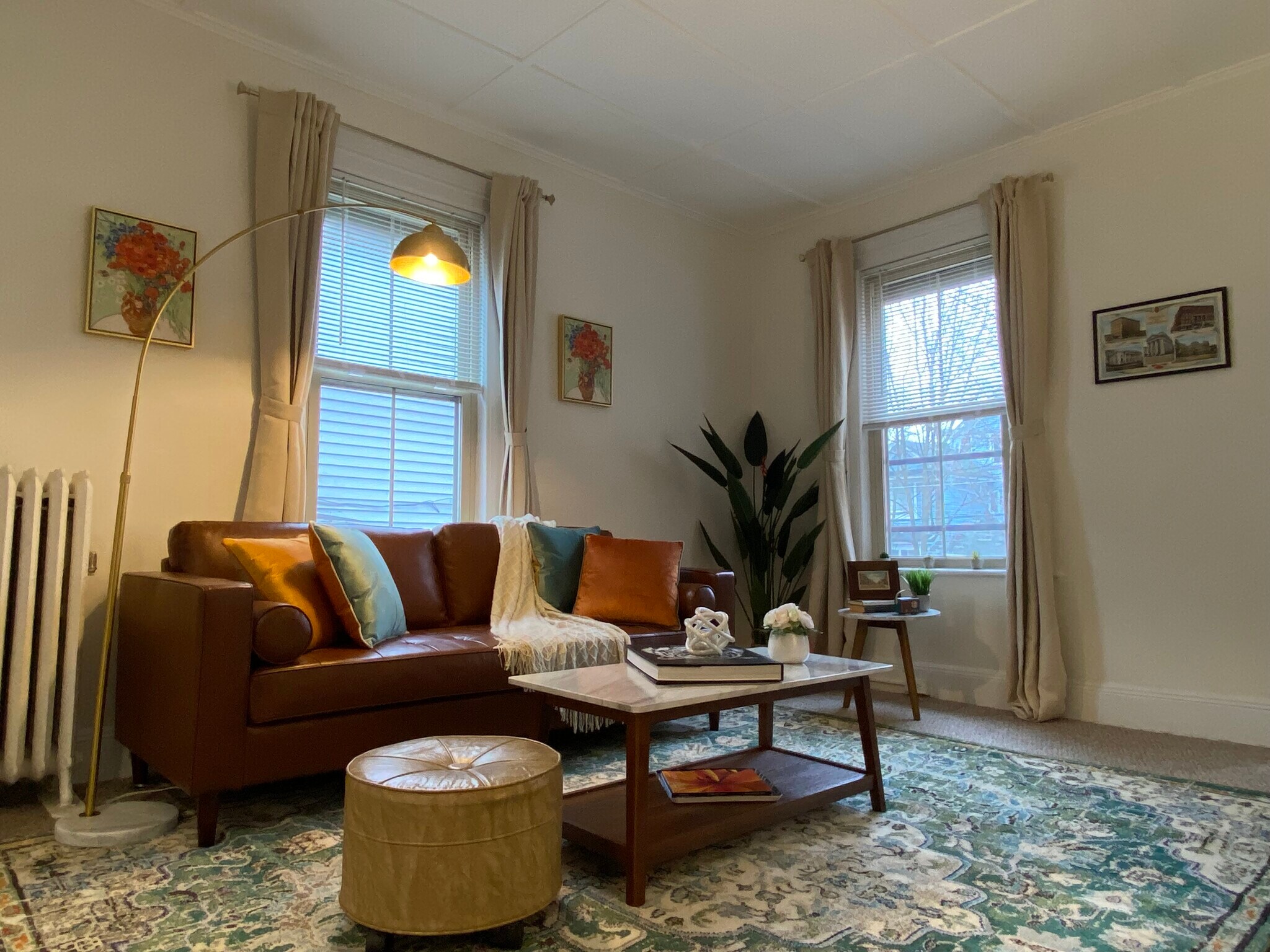 Large Window with Good Lighting - 52 Pomeroy Ave