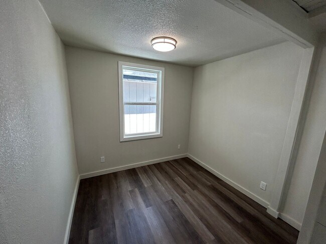 Building Photo - 1245 Kayton Ave
