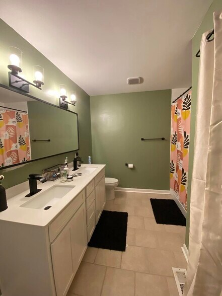 Building Photo - 8012 Briardale Dr