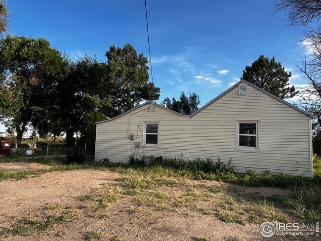 Building Photo - Get a country feel while in town at this u...