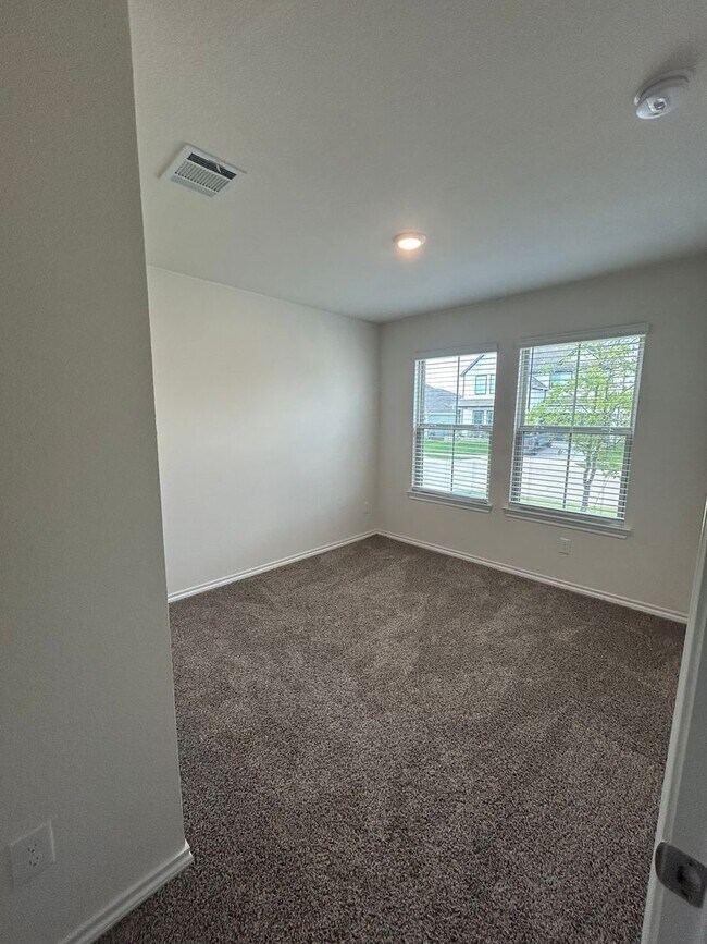 Building Photo - 3 Bedroom 2 Bath