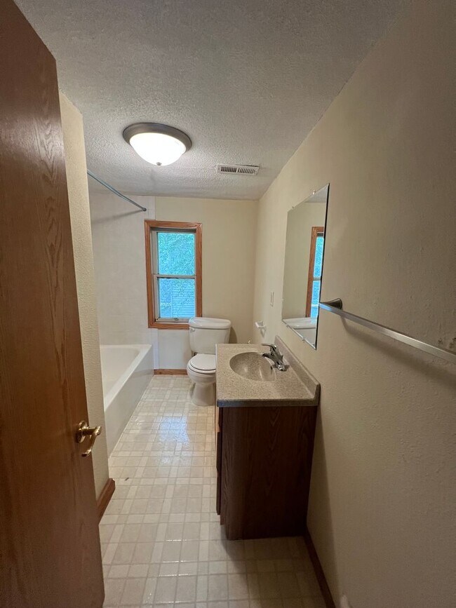 Building Photo - 216