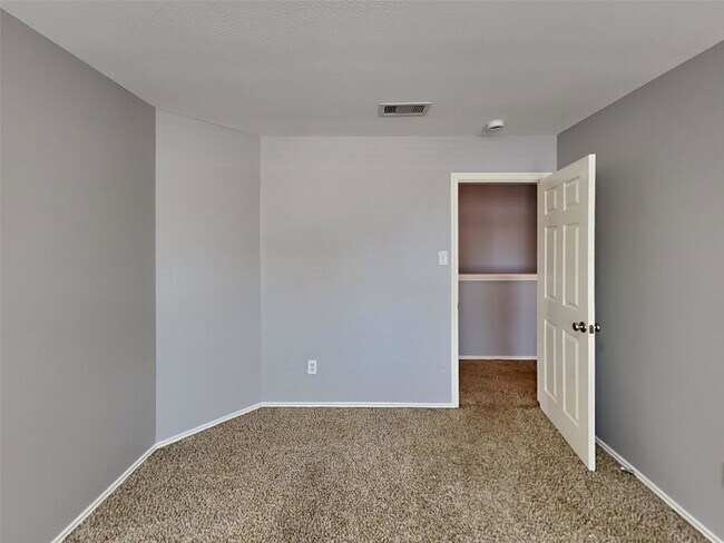 Building Photo - 2203 Shady Birch Dr