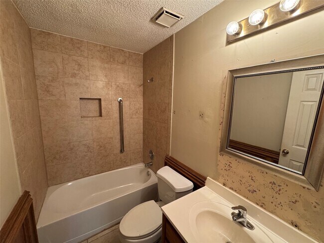 Building Photo - 1511 Ridgebriar Dr