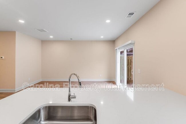 Building Photo - 645 Brookwood St