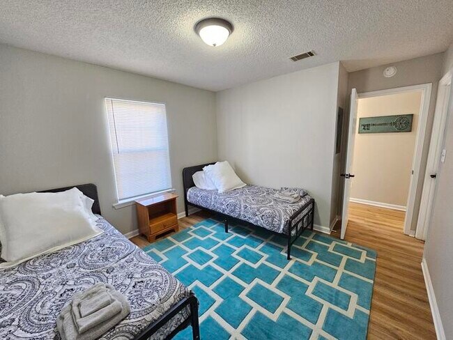 Building Photo - Furnished Mid term Rental