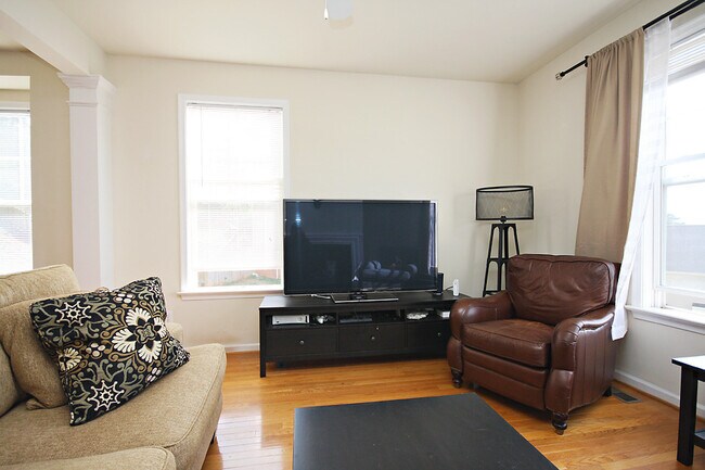 Building Photo - Pet Friendly Mill Creek Village Townhome