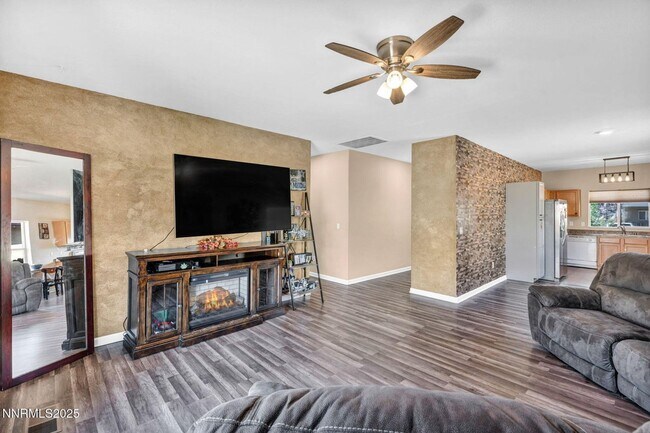 Building Photo - Great Location - Centrally Located - Quick...