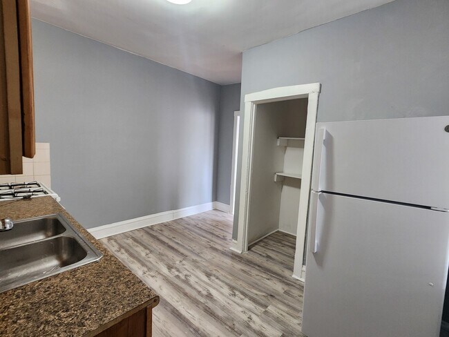 Building Photo - 3036 W Leland Ave