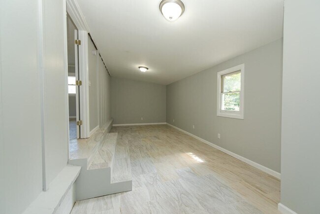Building Photo - 8909 Channing Dr