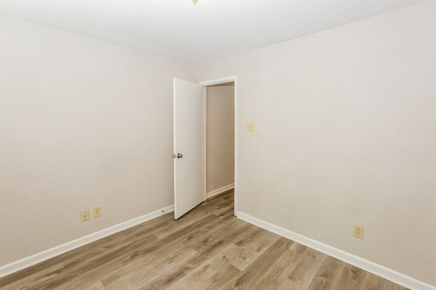 Building Photo - 803 Chastain Ave