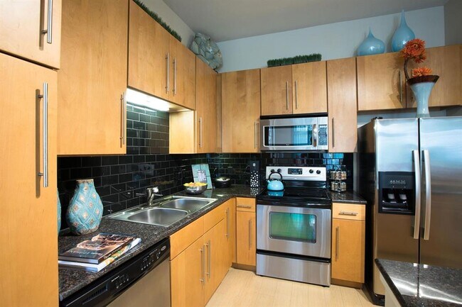 Primary Photo - 1725 Cres Plaza Dr