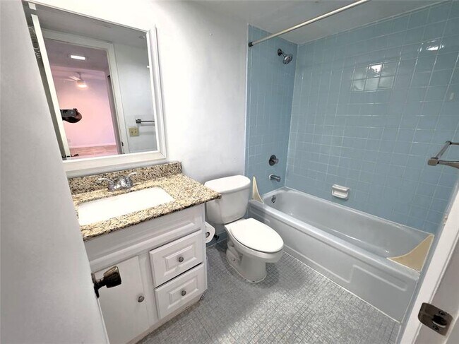 Building Photo - 2320 S Cypress Bend Dr