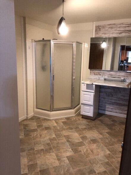 Shower and make-up vanity - 115 117 Center Point Rd
