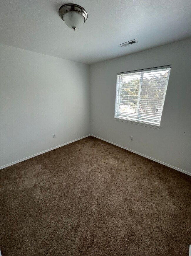 Building Photo - Beautiful Townhouse Available Now!