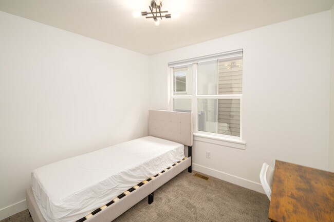 Building Photo - The Savvy Six