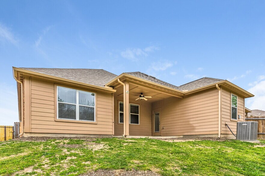 Building Photo - 1613 Mesquite Ln