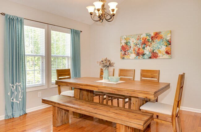 Building Photo - Spacious 4 bedroom home close to Southpoint! Available October 1st