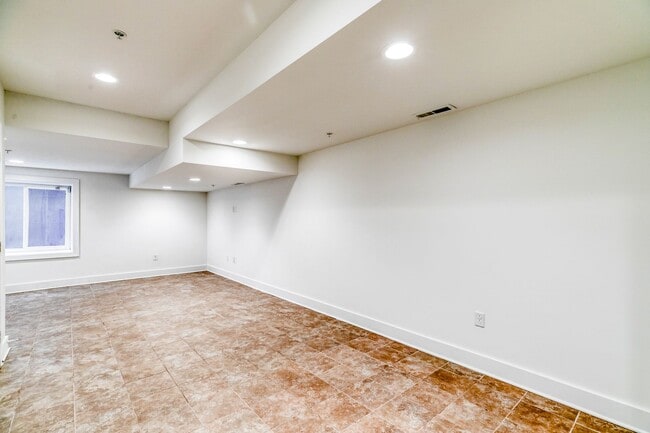 Building Photo - Northern Liberties Townhome with Parking!