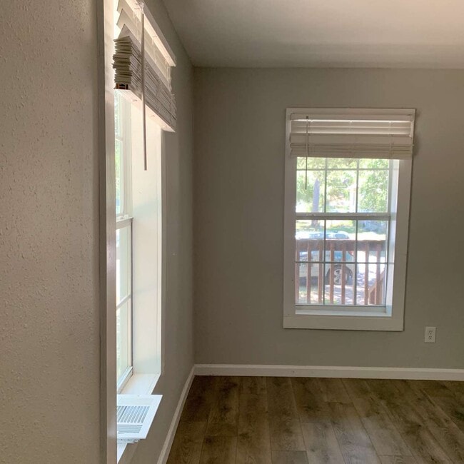 Building Photo - 505 E Heron St