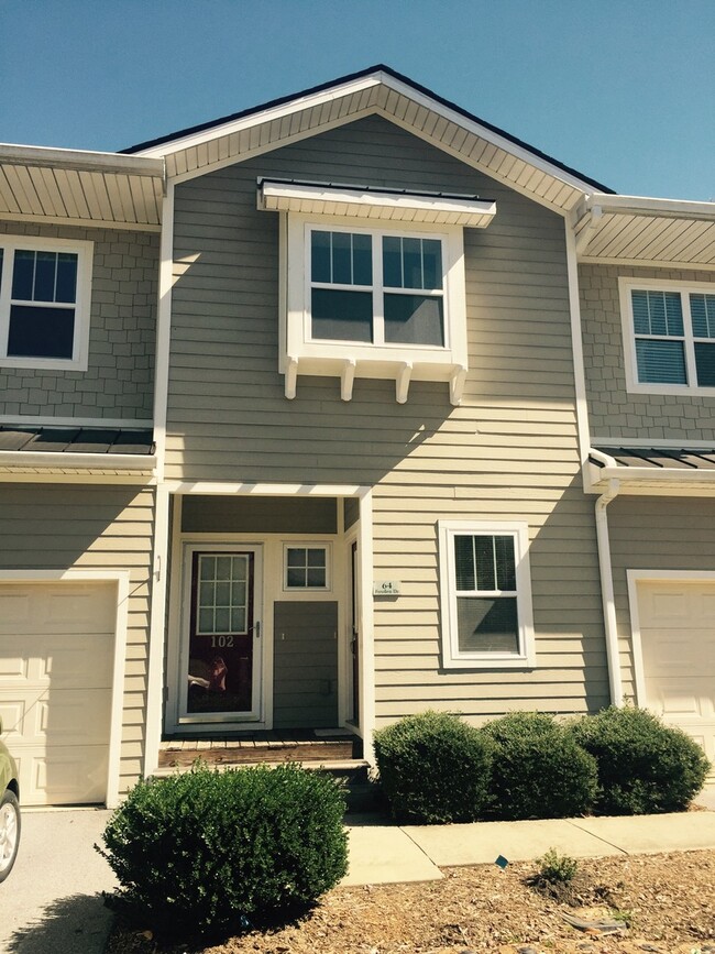Primary Photo - Spacious Condo off Hendersonville Rd