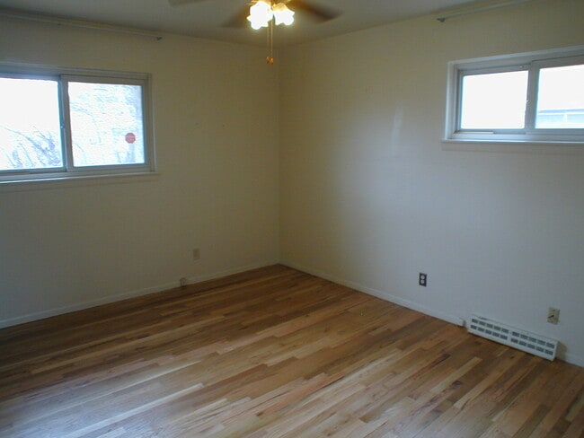 Building Photo - House For Lease