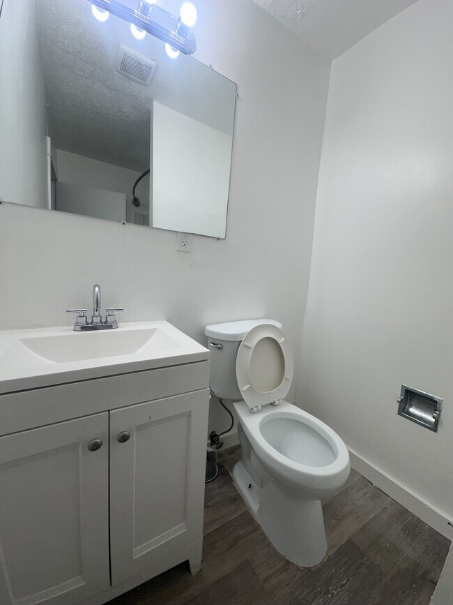 Building Photo - 8009 Vineyard Ave