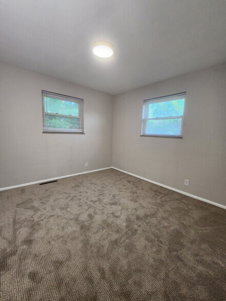 Building Photo - 922 S 74th St