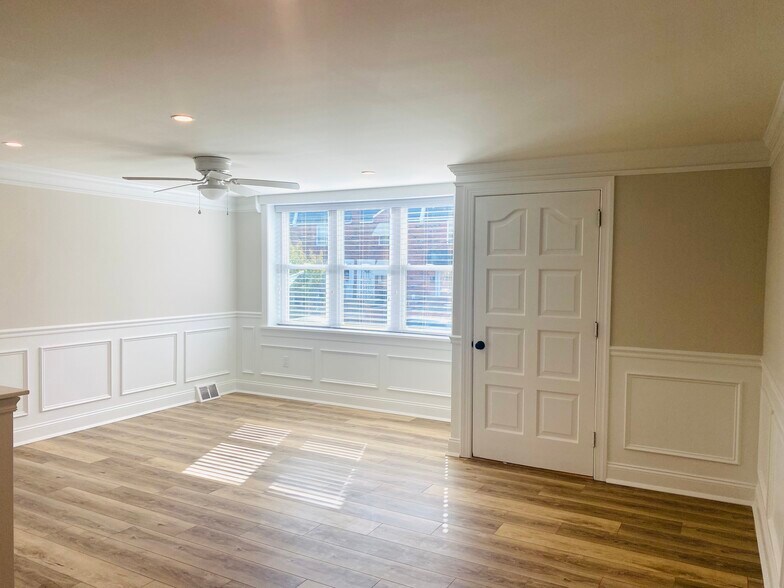 Apt. Entrance/Living Room - 1517 Curtin St