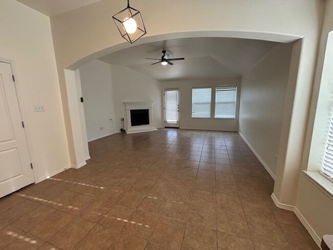 Building Photo - Cute 3 bedroom