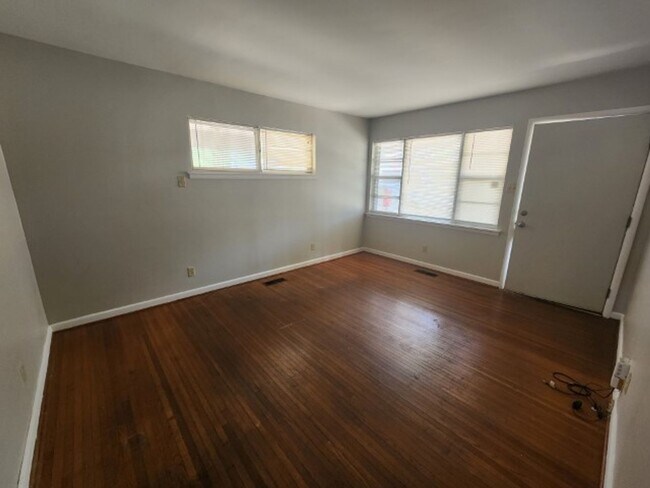 Building Photo - 7 Cliffwood Cir