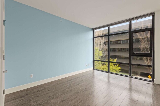 Building Photo - Open 2bdrm 1 bath with floor to ceiling windows!