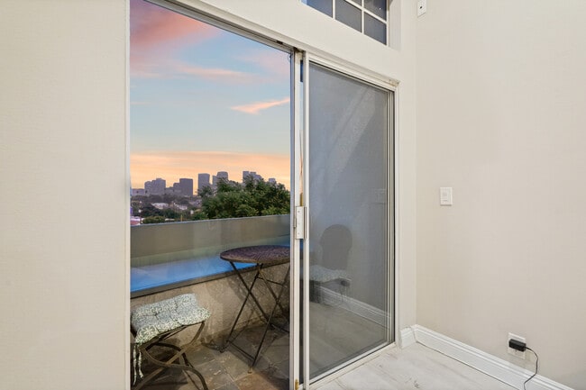 Building Photo - 10627 Ashton Ave