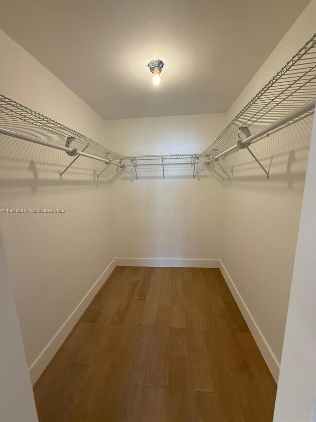 Building Photo - 1420 Brickell Bay Dr