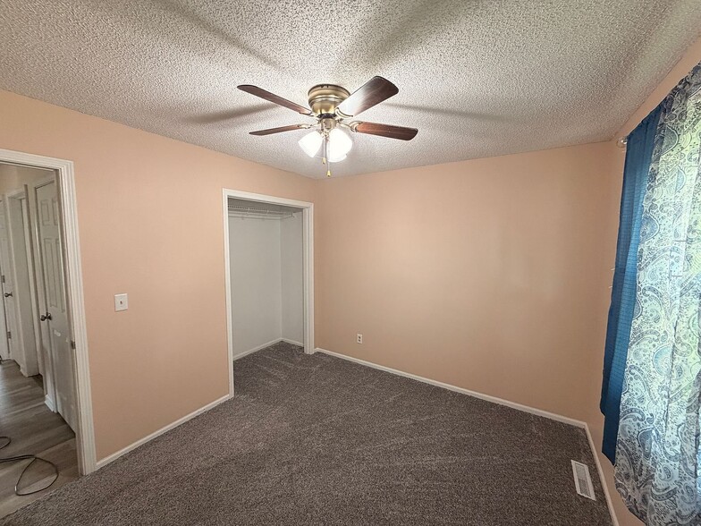 Building Photo - 805 Marshall Ct N