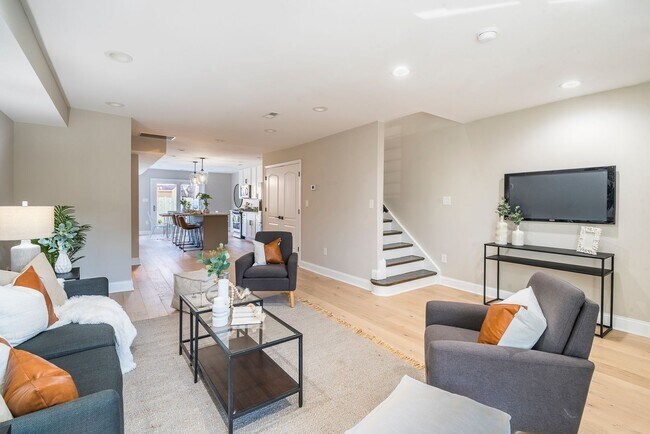 Building Photo - Natural-Light Stunner Near Eastern Market & Potomac Metro