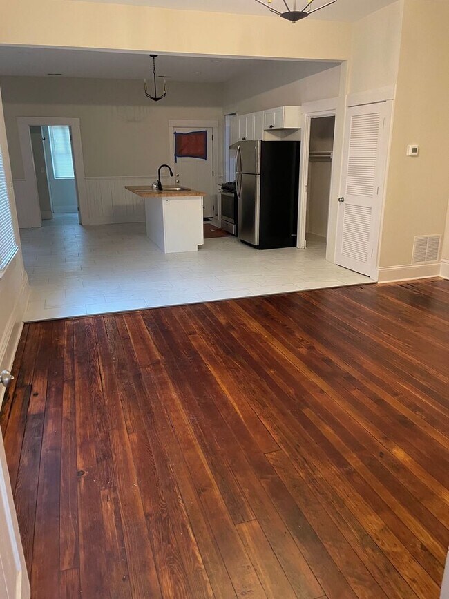 Building Photo - Beautifully  Renovated 2 bed 2 bath Home in Shelby Park!