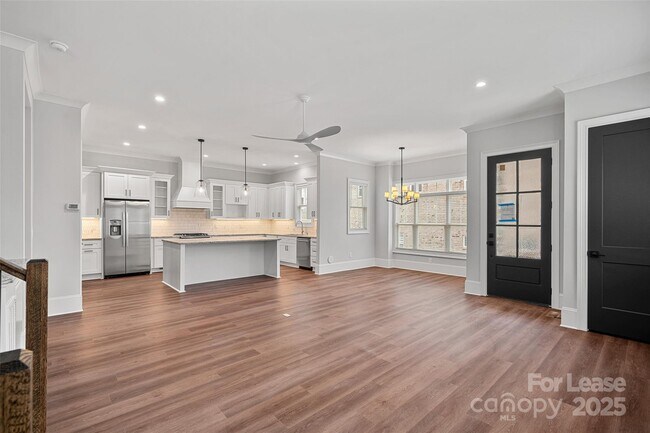 Building Photo - 805 Naples Dr