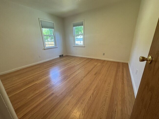 Building Photo - Single level home in Mid Town