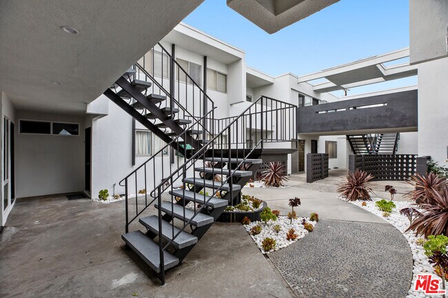 Building Photo - 1117 S Bronson Ave